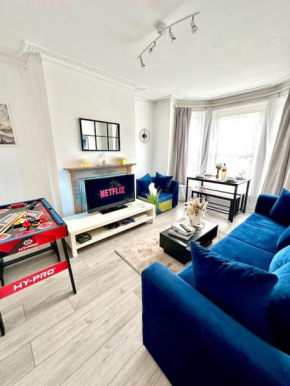 Four Bed House with Garden and Parking in the city centre